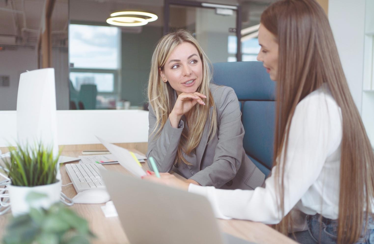 Representación visual de conceptos financieros creativos aplicados a negocios modernos